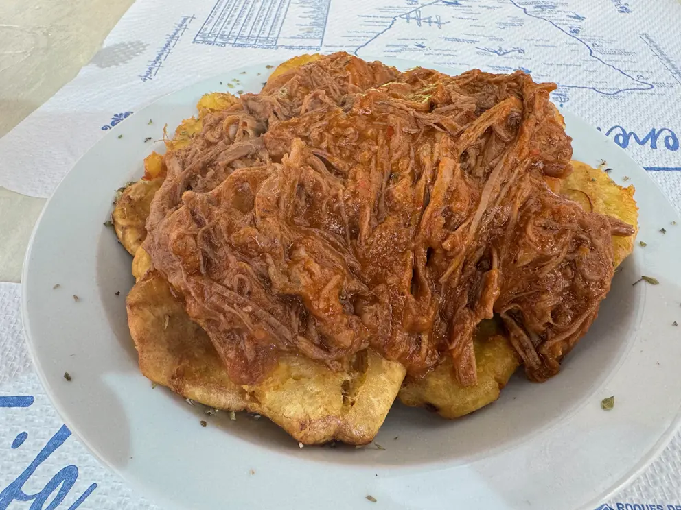 Tostones con carne mechada