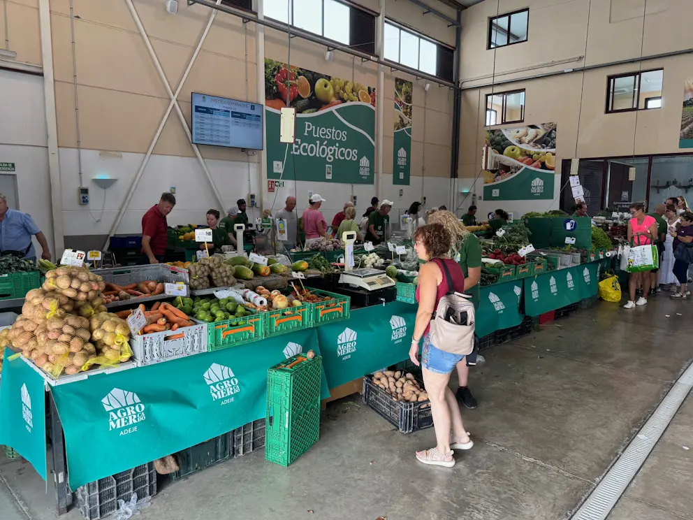 Stoiska z produktami ekologicznymi w hali Agromercado de Adeje