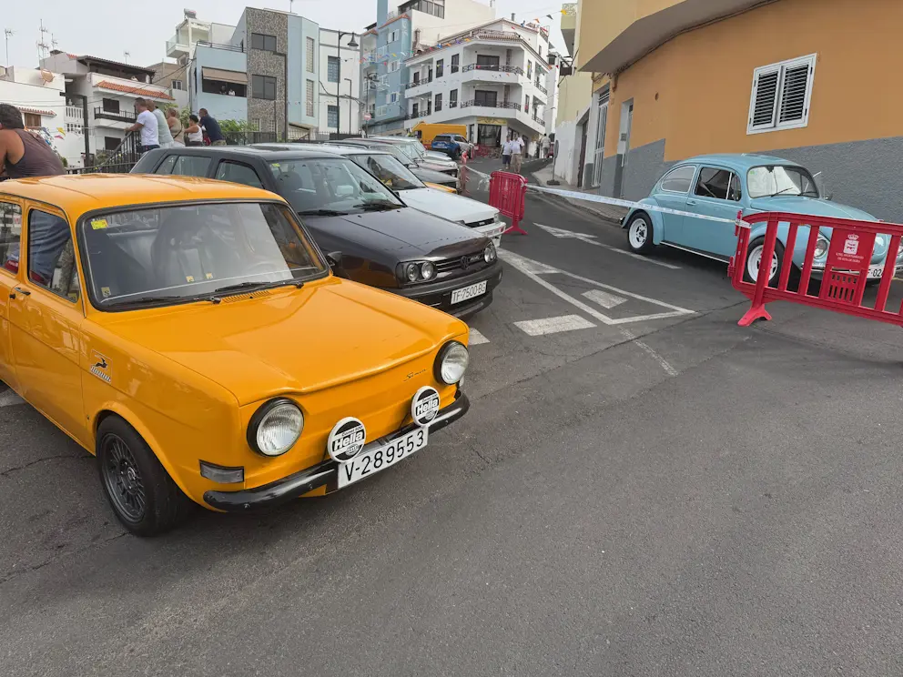 Simca 1000 i VW Garbus na ulicach Alcalá