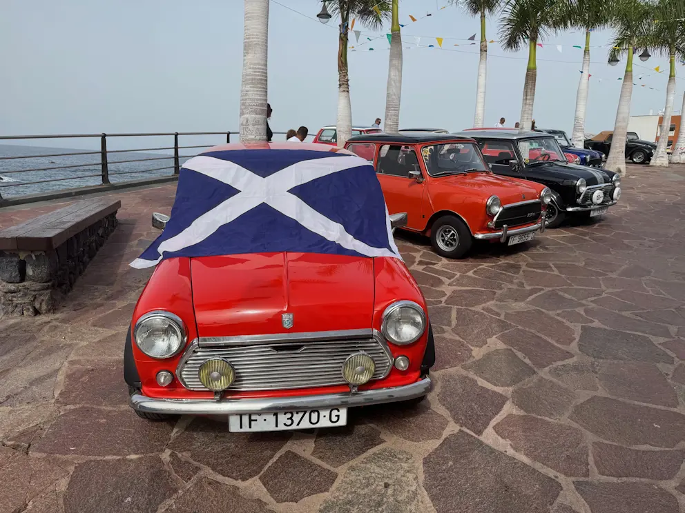 Mini z flagą Teneryfy na promenadzie w Alcalá