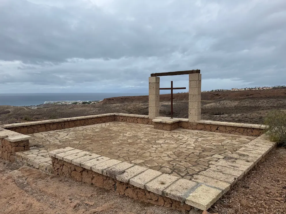 Kamienna platforma z krzyżem