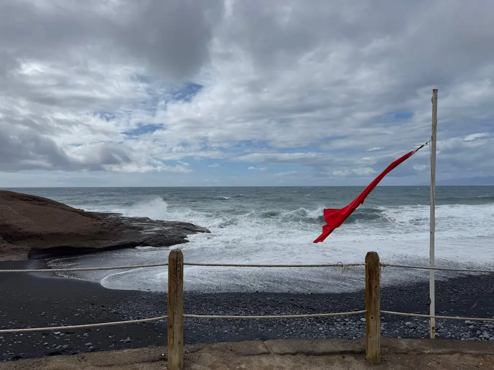 Plaża z czerwoną flagą