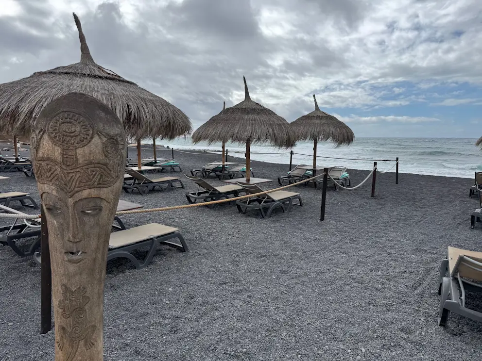 Plaża w La Caleta z leżakami