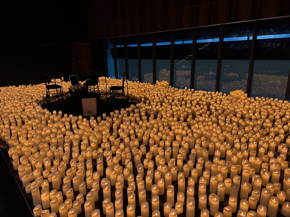 Świece wypełniające salę koncertową