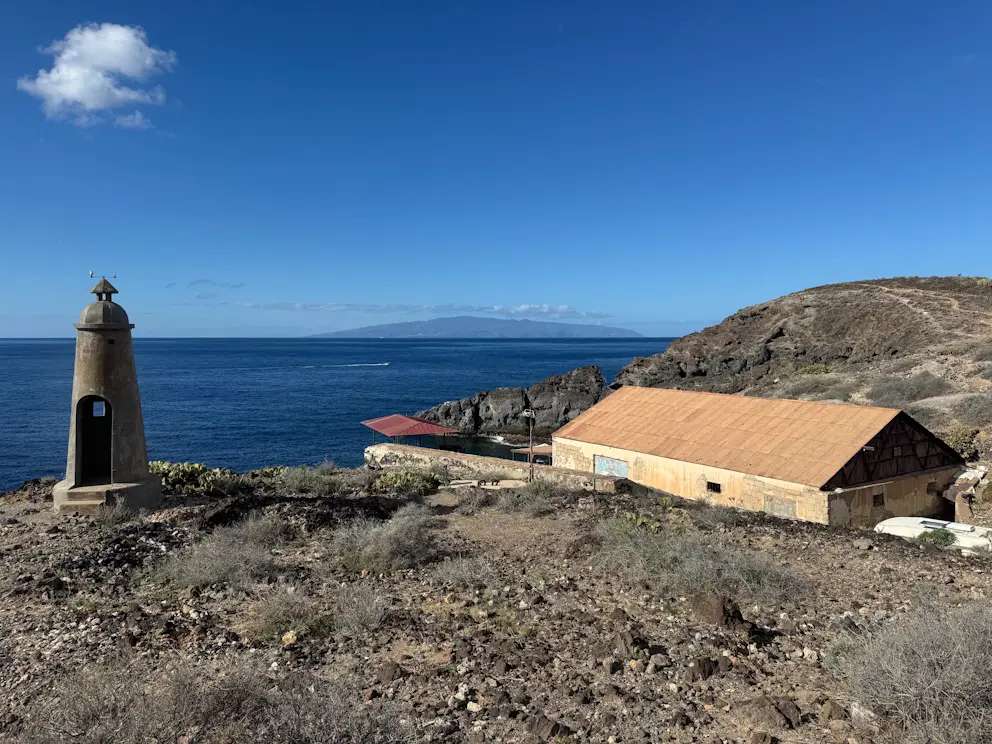 Panorama El Balito z wieżą i budynkiem dawnej pakowalni bananów, w tle wyspa La Gomera