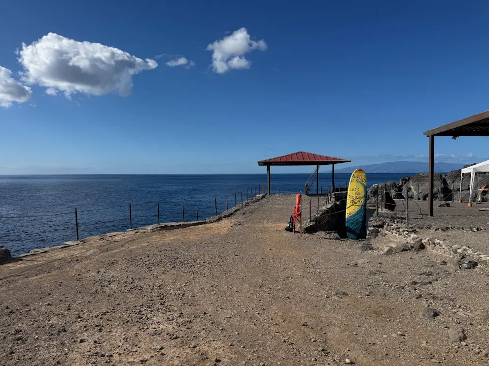 Betonowe molo z zadaszeniem i pozostałości infrastruktury portowej