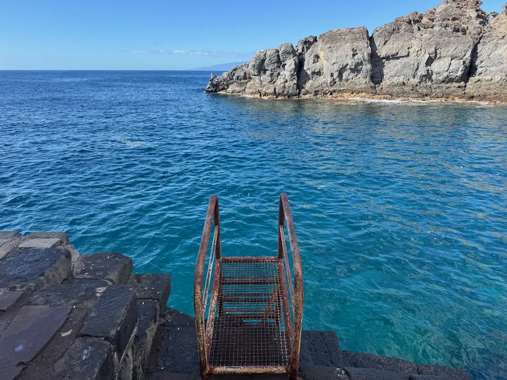 Schody prowadzące do turkusowej wody zatoki