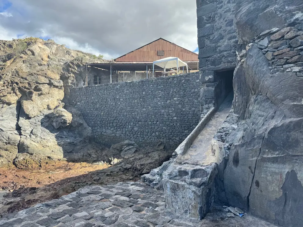 Kamienne mury dawnych budynków portowych