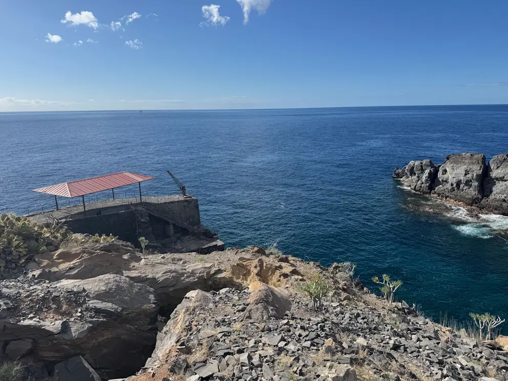 Widok z góry na zatokę El Balito z molem i skałami wulkanicznymi