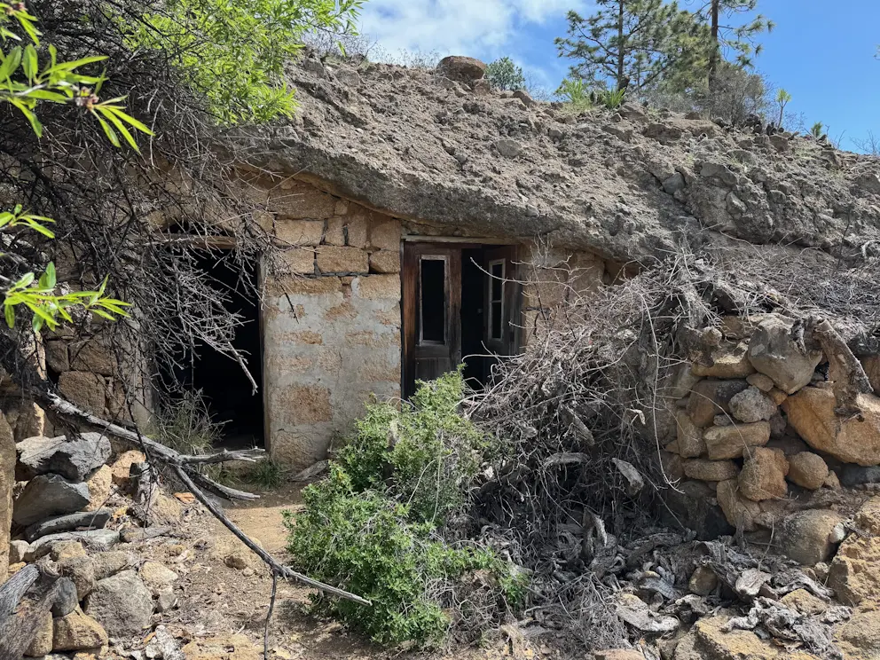 Jaskinia wykuta w skale