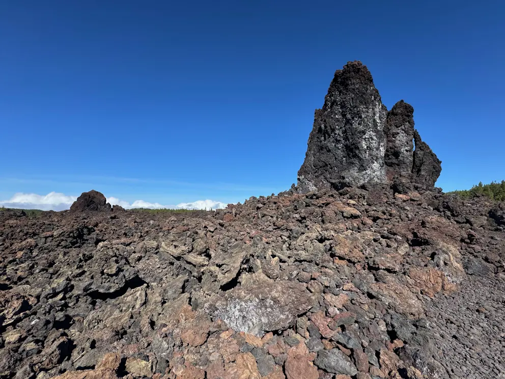 Formacja skalna na polu lawowym