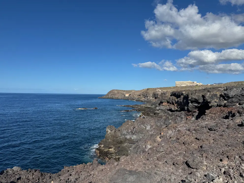 Skaliste wybrzeże w kierunku Marazul