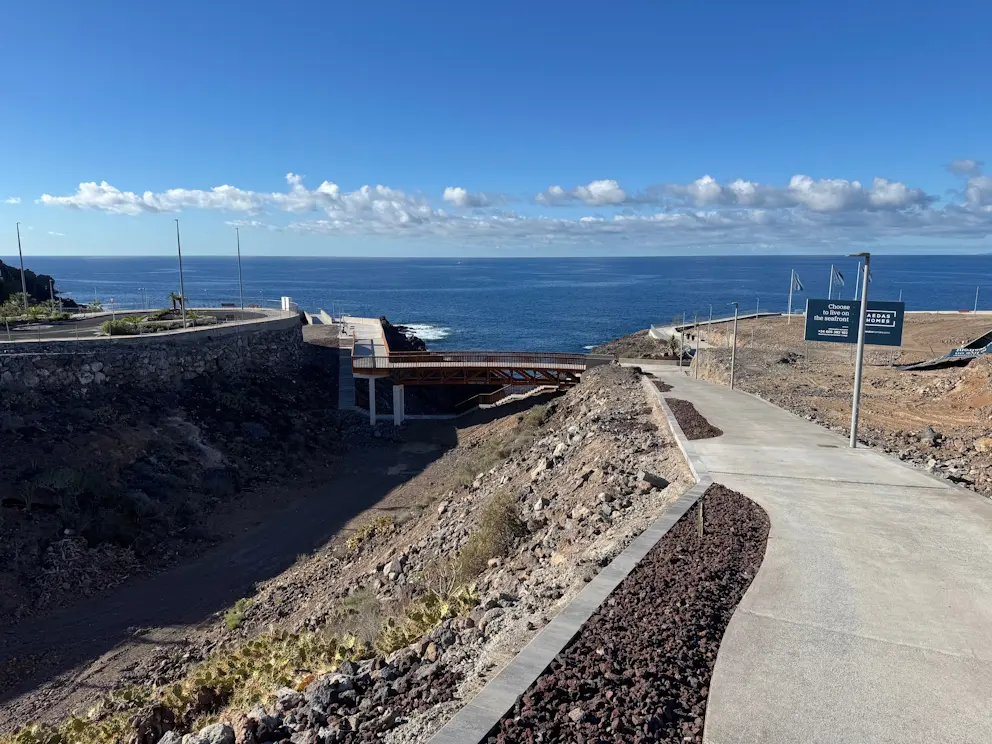 Deptak z mostem nad wąwozem