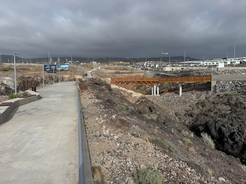 Deptak z mostem nad wąwozem