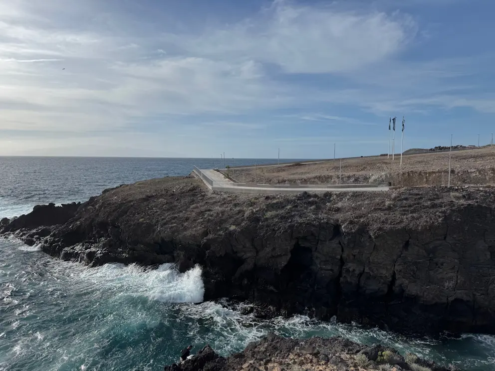 Deptak na klifie nad oceanem