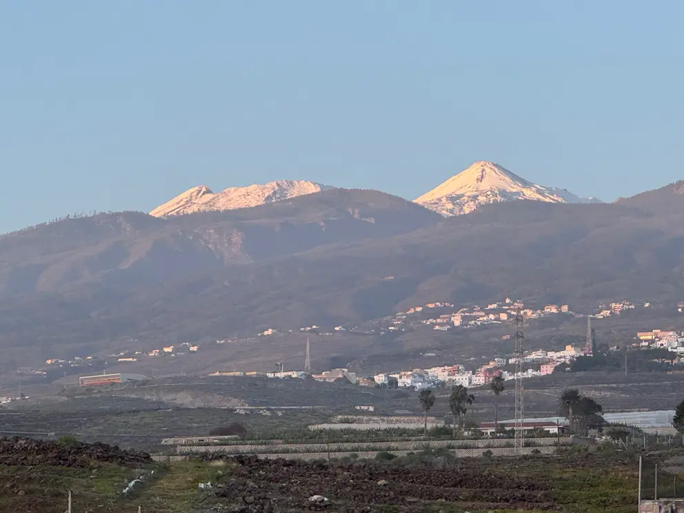Widok na El Teide z okolicy deptaka