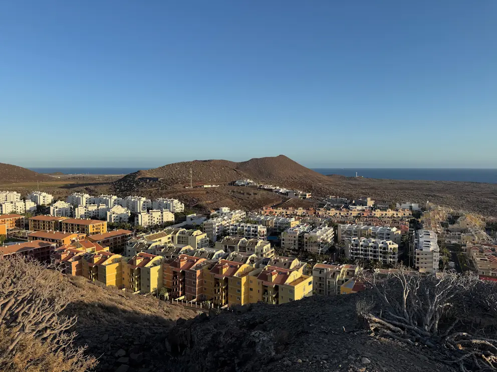 Panorama Palm-Mar z latarnią Faro Punta de Rasca