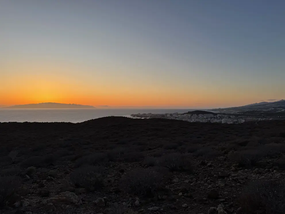 Wybrzeże o zachodzie słońca