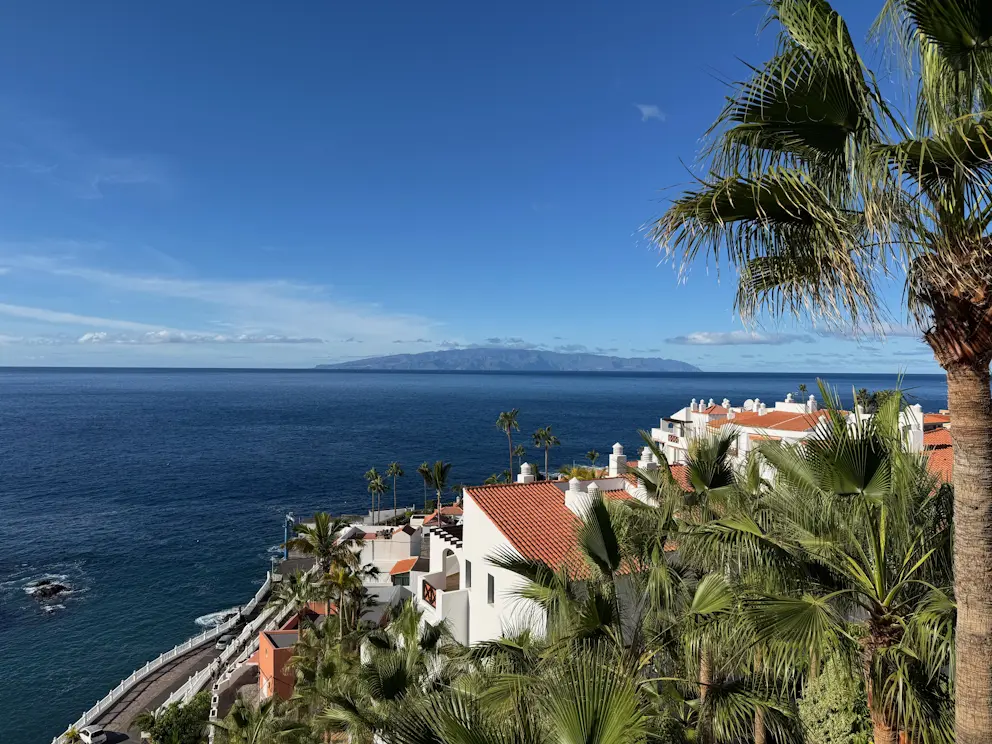 Widok z Avenida Quinto Centenario na Puerto de Santiago i La Gomerę