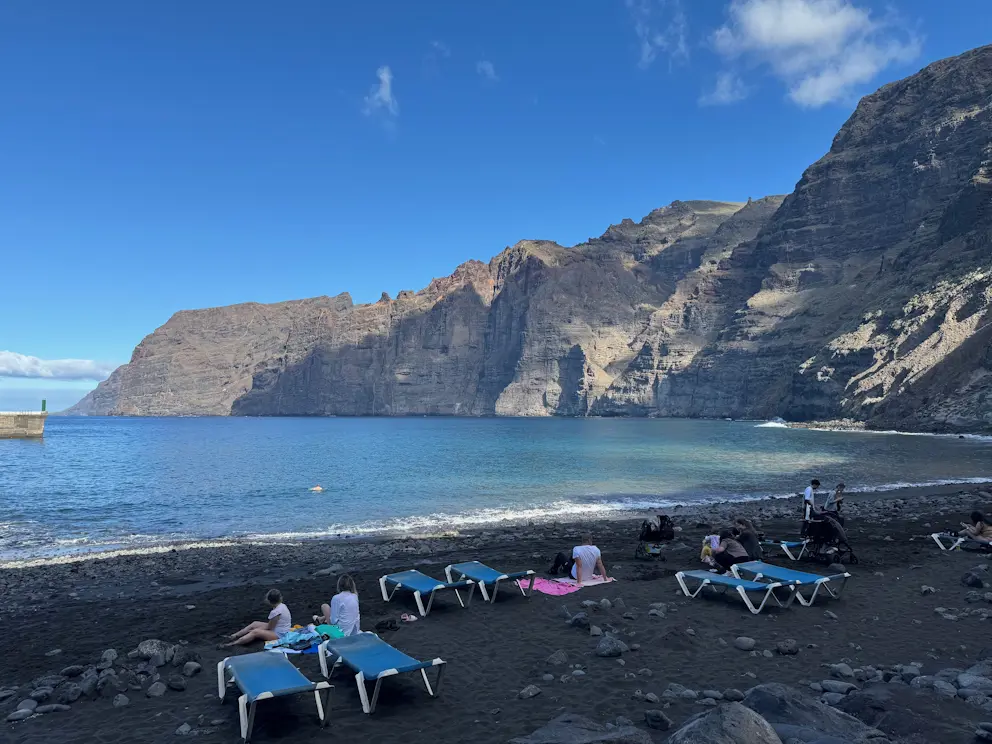 Playa de Los Guíos z czarnym piaskiem u stóp klifów