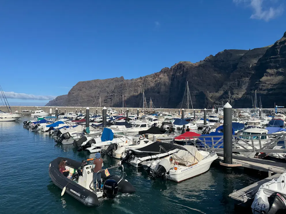 Marina Puerto Los Gigantes z łodziami i jachtami
