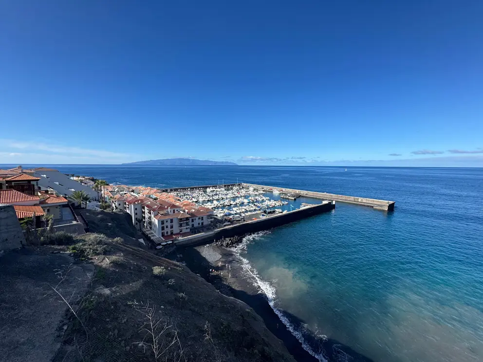 Panorama na port Los Gigantes, miasteczko i La Gomerę w tle