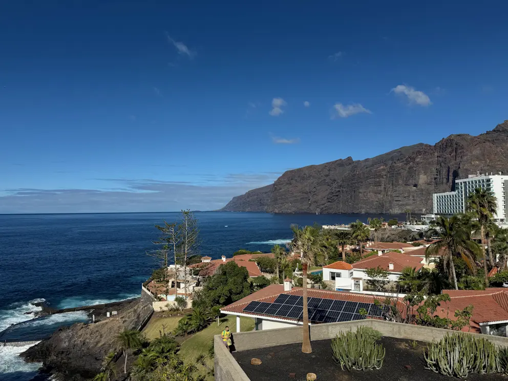 Widok z promenady na wybrzeże Puerto de Santiago i klify w tle