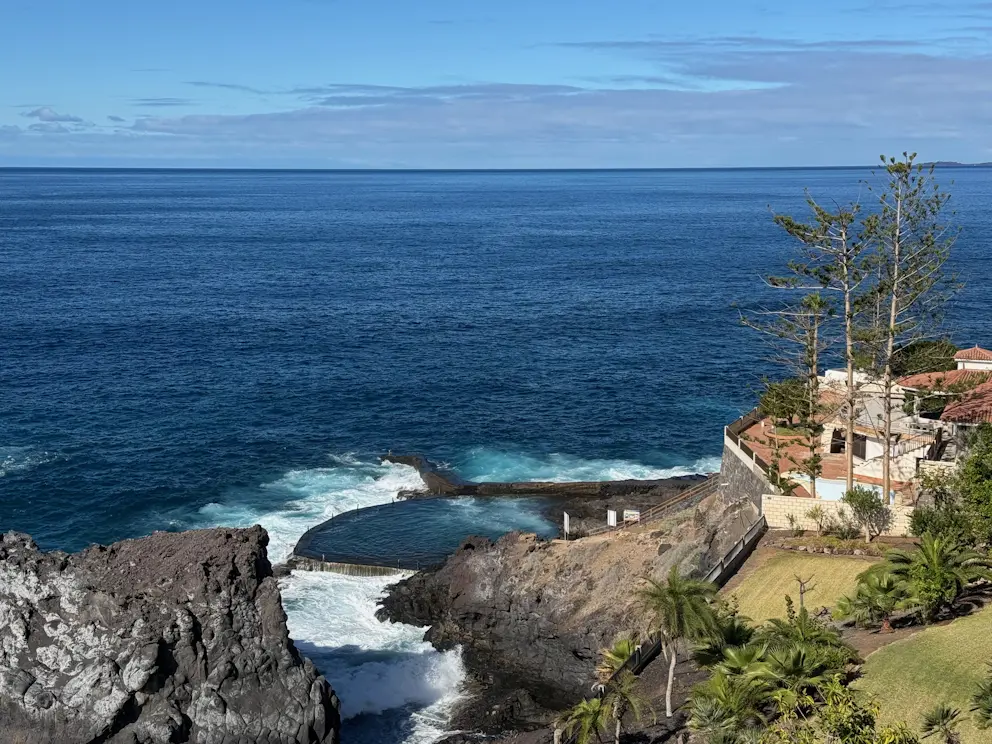 Naturalny basen skalny przy wybrzeżu Puerto de Santiago