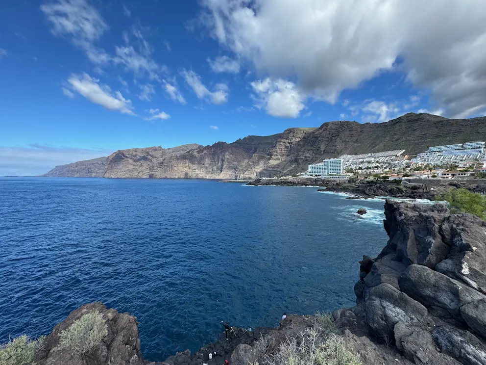 Panorama na klify Los Gigantes i wybrzeże z punktu widokowego