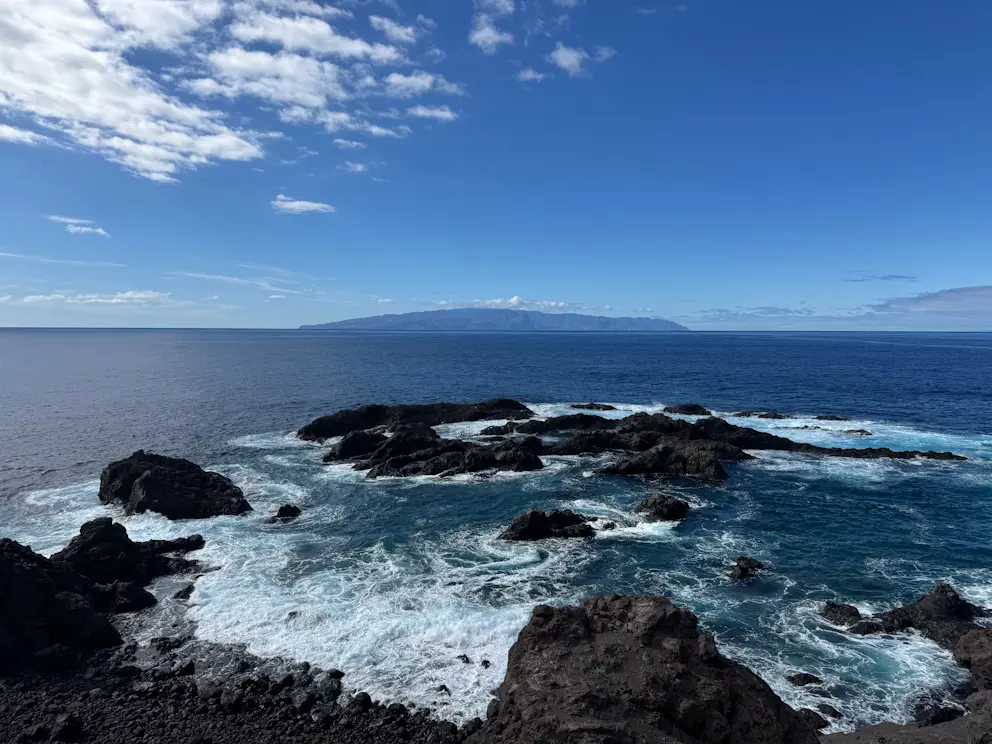 Skały wulkaniczne i widok na La Gomerę