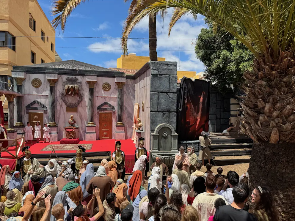 Tłum przed sądem Piłata