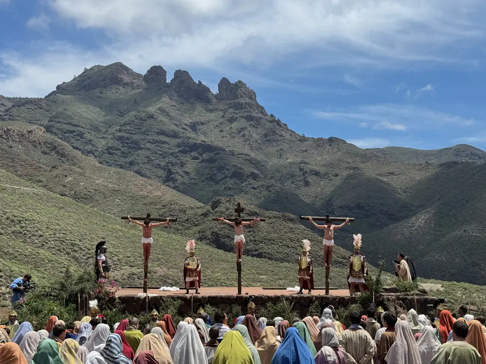 Ukrzyżowanie na tle gór Adeje