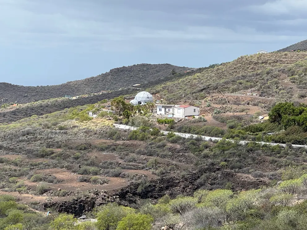 Kopuły noclegowe na zboczu góry