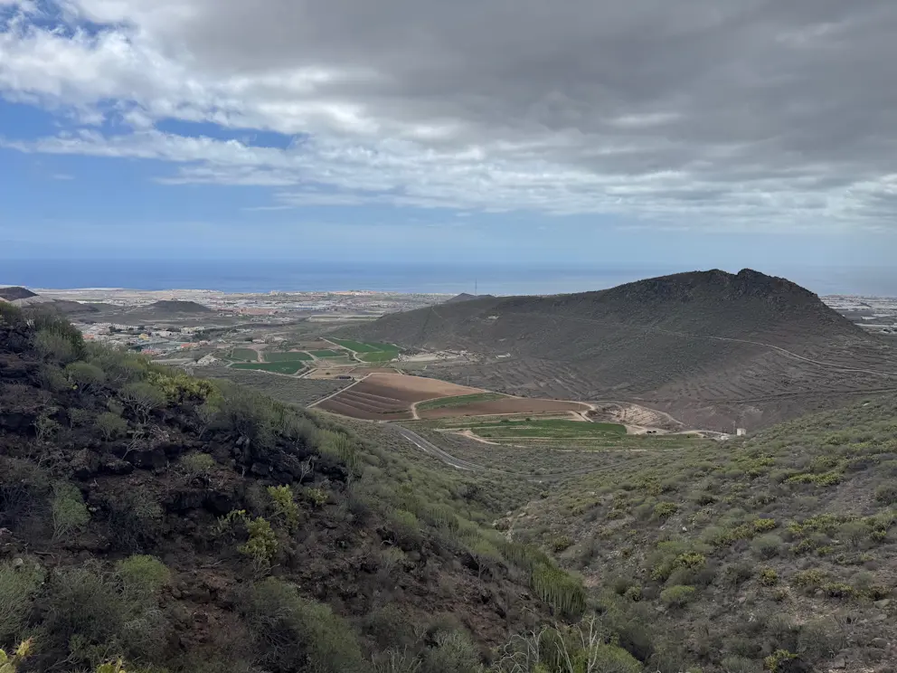 Panorama ze stożkiem wulkanicznym