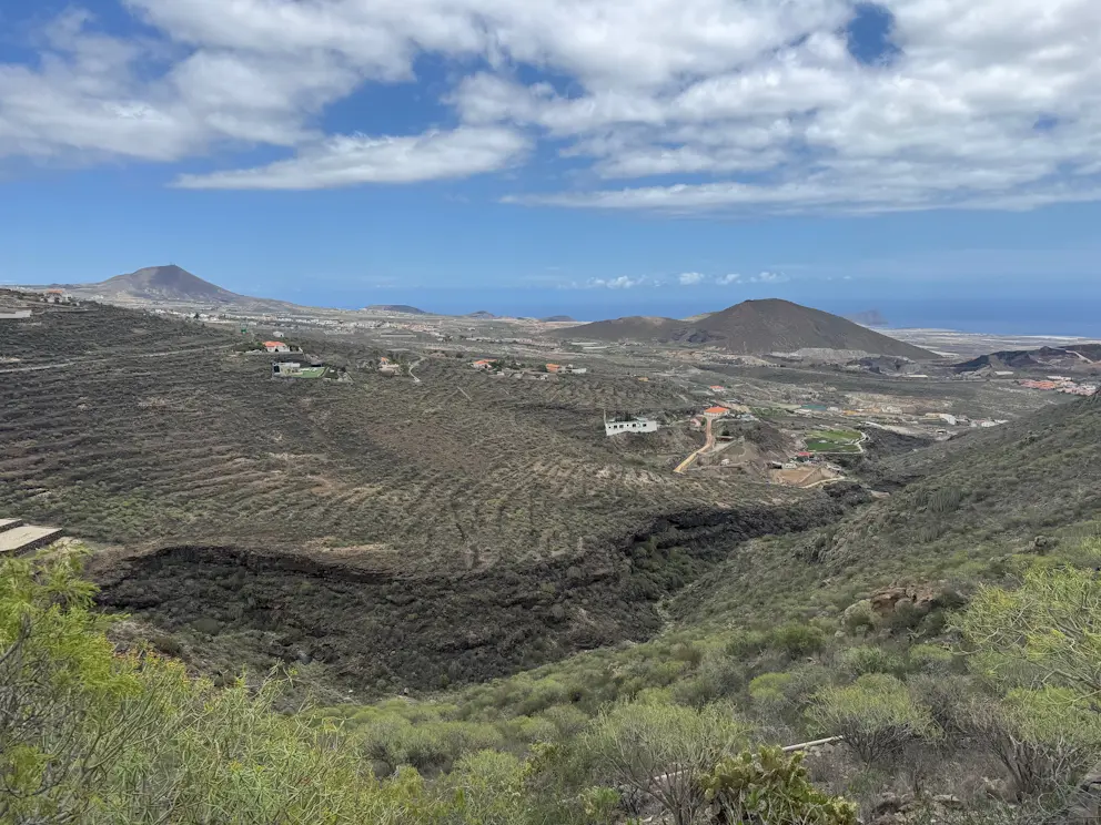 Rozległa panorama na góry i wybrzeże