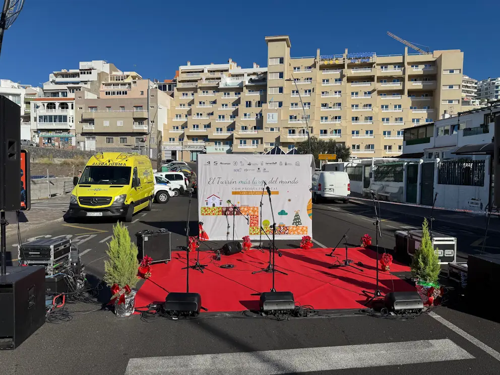 Scena przygotowana do wydarzenia z banerem "El Turrón más largo del mundo"