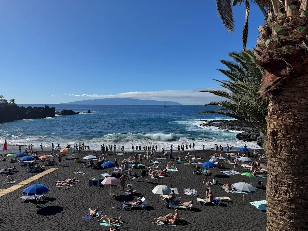 Plaża La Arena z czarnym wulkanicznym piaskiem, widok na wyspę La Gomera